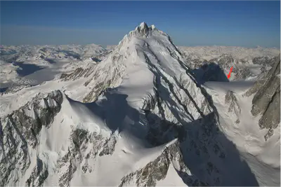 Mt. Waddington summit and Combatant Col indicated by the arrow. Photo from [summitpost.org](https://www.summitpost.org/mount-waddington/153091).